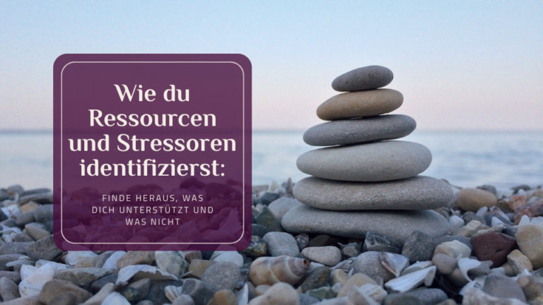 Ressourcen und Stressoren identifizieren - Balancierende Steine am Meer